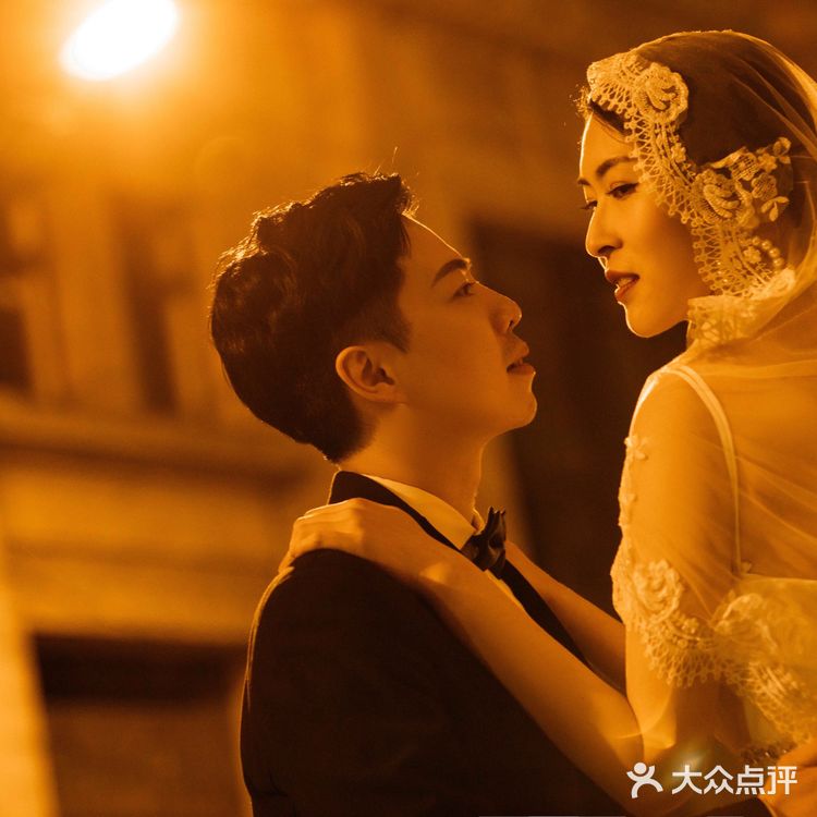 夜景婚纱照的拍摄不仅仅是迷离还有梦幻