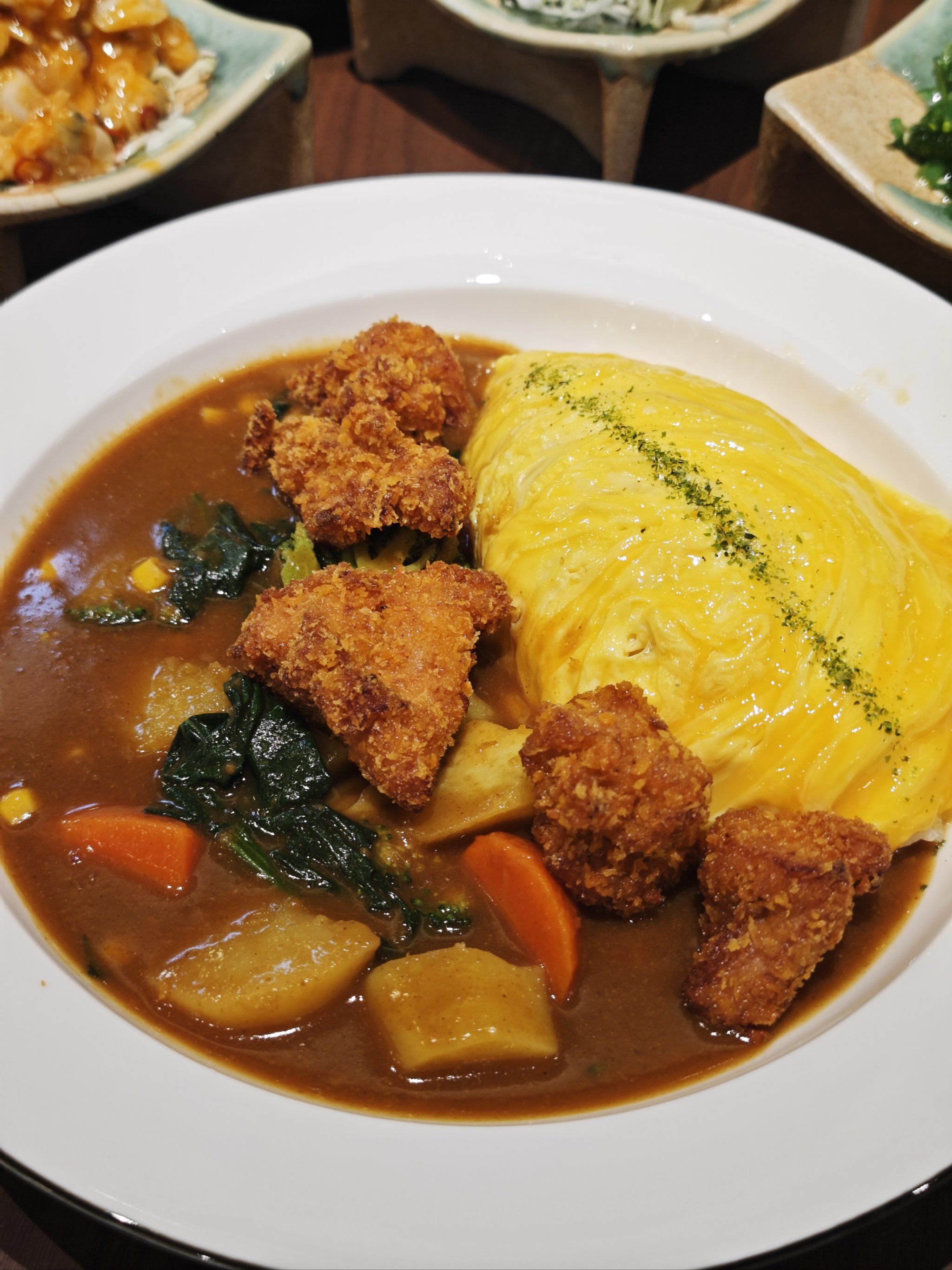 炸鸡块咖喱蛋包饭93
将金黄酥脆的炸鸡块与浓郁的咖喱饭相结合,每