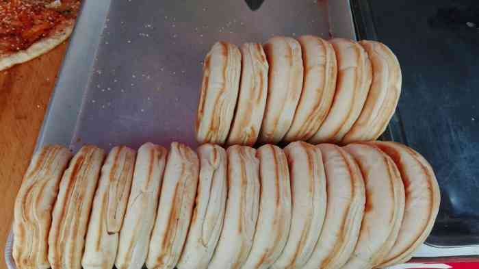 黄金烤饼-"前面的绿豆饼味道不错,后面的烤饼买的咸的.