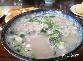 落地菏泽，雪大，一步三滑，火车站出来竟然出租和各种软