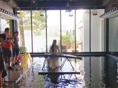 美女弹琴-悦湖公馆