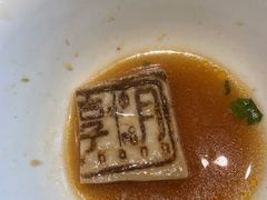 锅底飘着的带店名的杏鲍菇-享月汤皇·海鲜小火锅·聚会(曲江创意谷店)