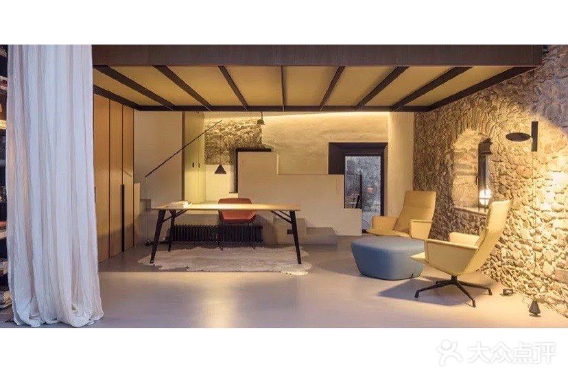 有年代感的下沉式石屋翻新极简设计