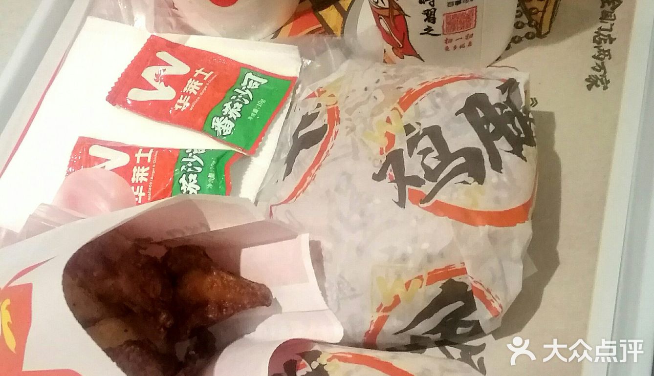 1.9元吃了这么多！两瓶酸奶罐罐+双堡六件套