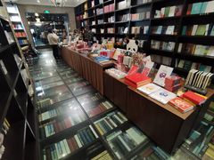 -钟书阁(松江泰晤士小镇店)