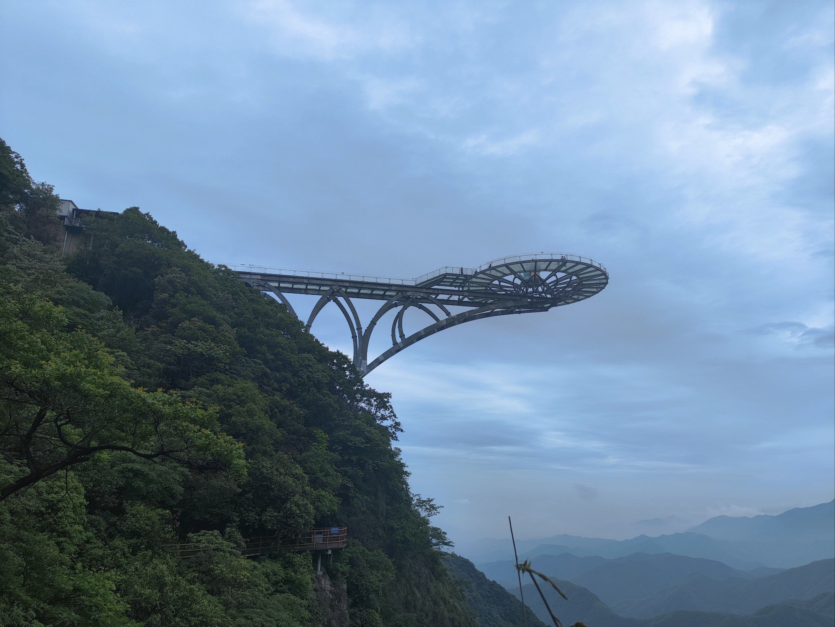 安吉灵溪山网红玻璃桥