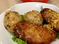 蒜香南乳炸鸡翼拼炸鲮鱼球-盛记粥面(佐敦店)