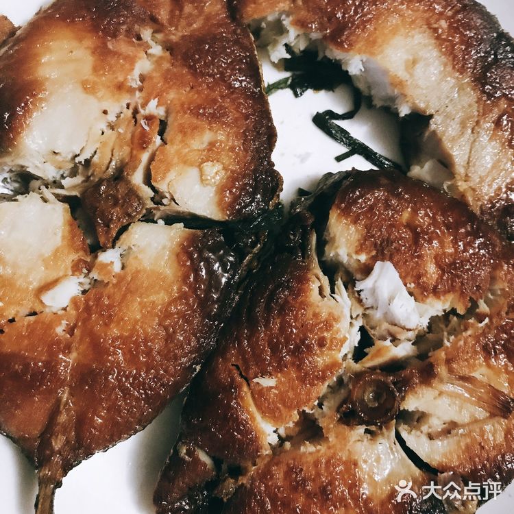 谁叫奶茶店倔强的开门呢！尤其是小眷村。今晚宵夜是香煎鱼