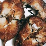 谁叫奶茶店倔强的开门呢！尤其是小眷村。今晚宵夜是香煎鱼