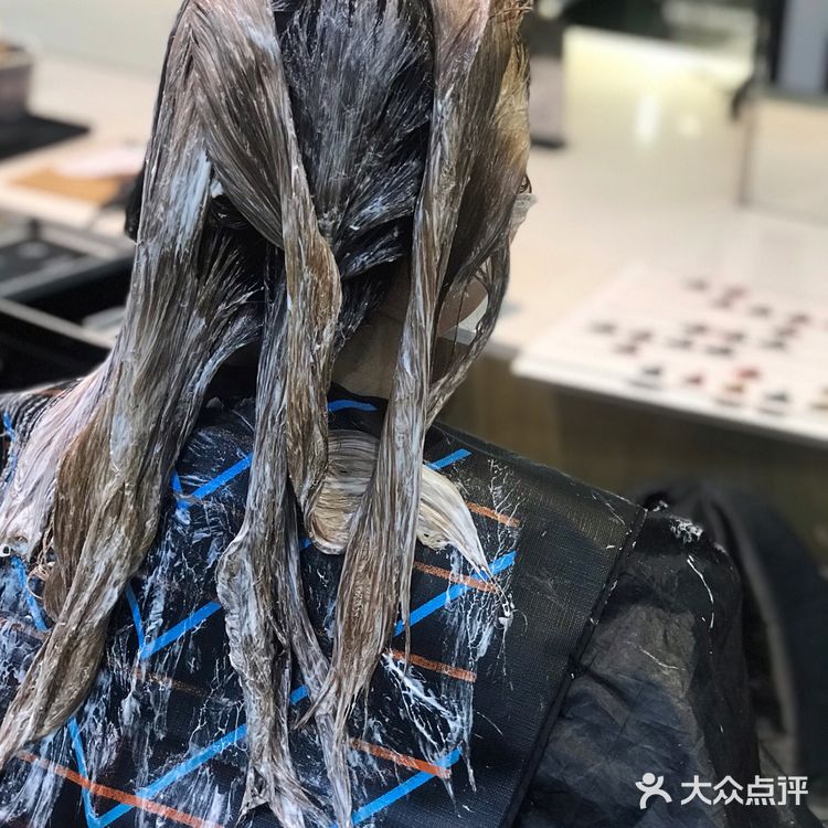 发型师建议可以染今年流行的蓝黑色