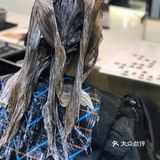 发型师建议可以染今年流行的蓝黑色