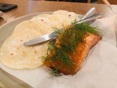 烟熏三文鱼配烤饺子皮和芥末籽酱-BOR Eatery(安福路店)