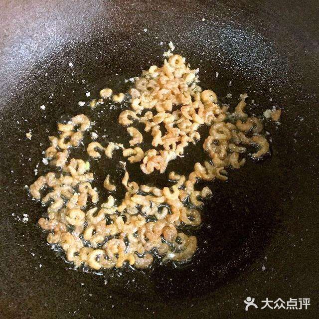 黄瓜切片备用 海米要洗干净滤干