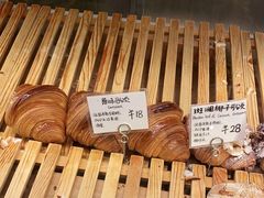 -天井·丑面包搭咖啡