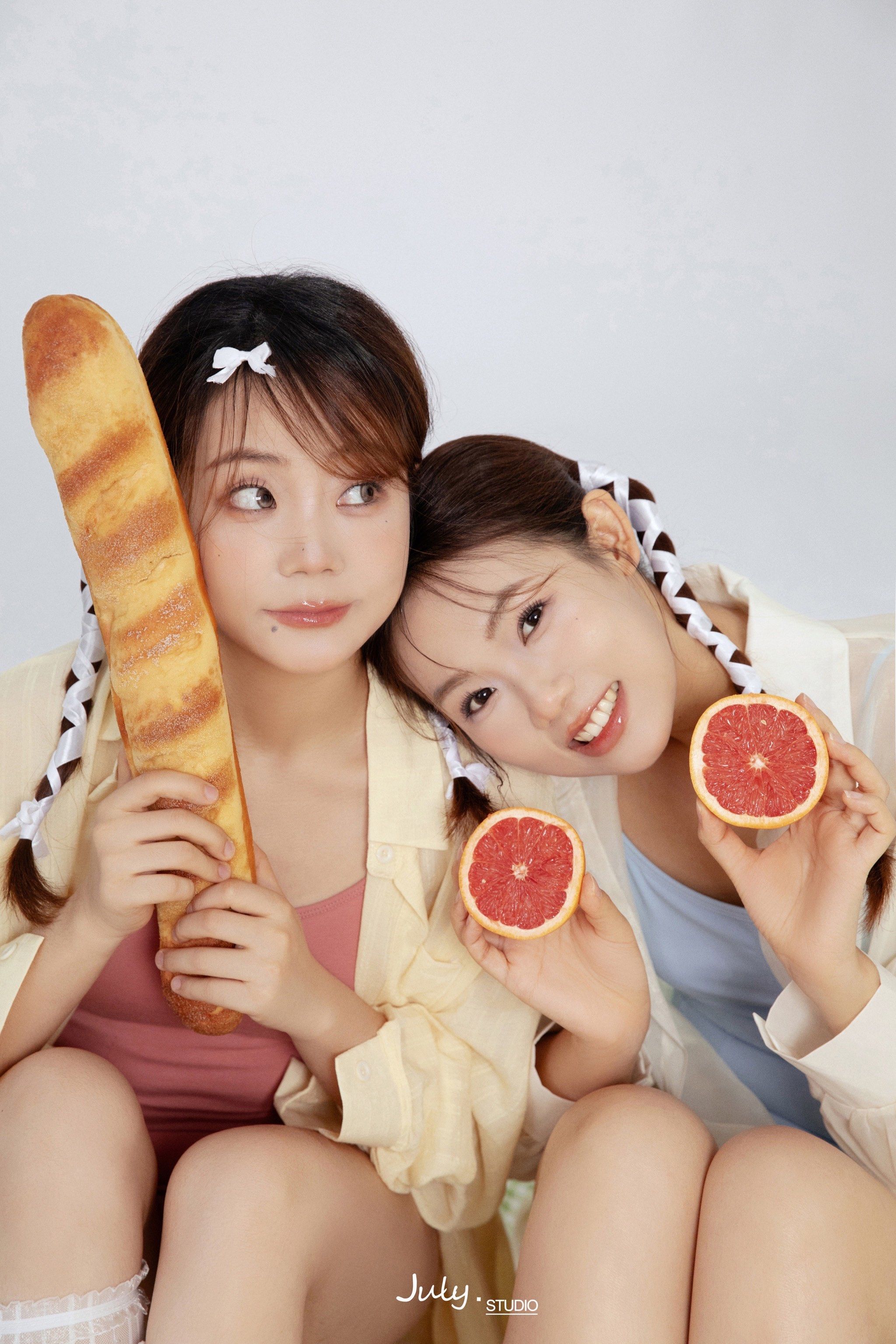 和姐妹一起闹