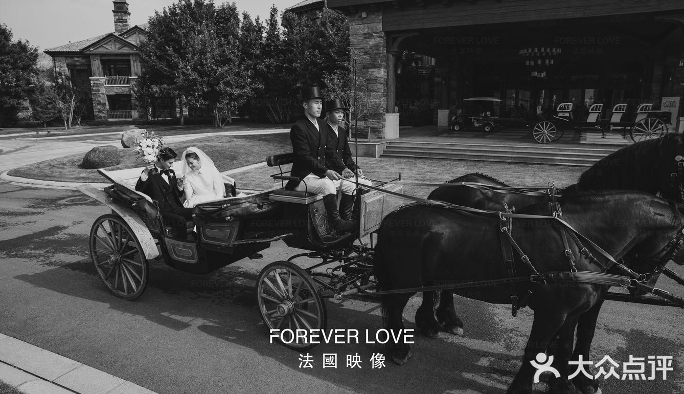 乘坐马车巡游，在古堡前拍婚纱照