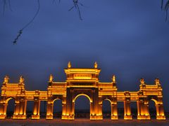 景区夜景大门-泰安地下龙宫景区