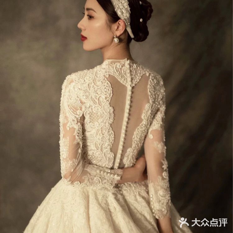 珍珠蕾丝婚纱