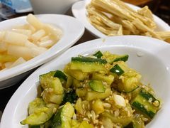 蒜泥黄瓜-三里屯土灶炖公鸡地锅鸡(江东店)