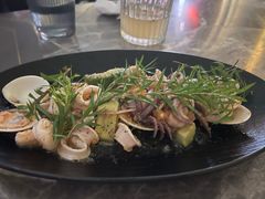 温热海鲜沙拉配牛油果柠檬欧芹-Hi City·城市之巅