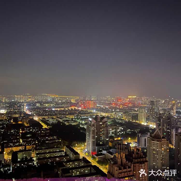 作为本地人第一次登上龙塔，龙塔的夜景还是美的