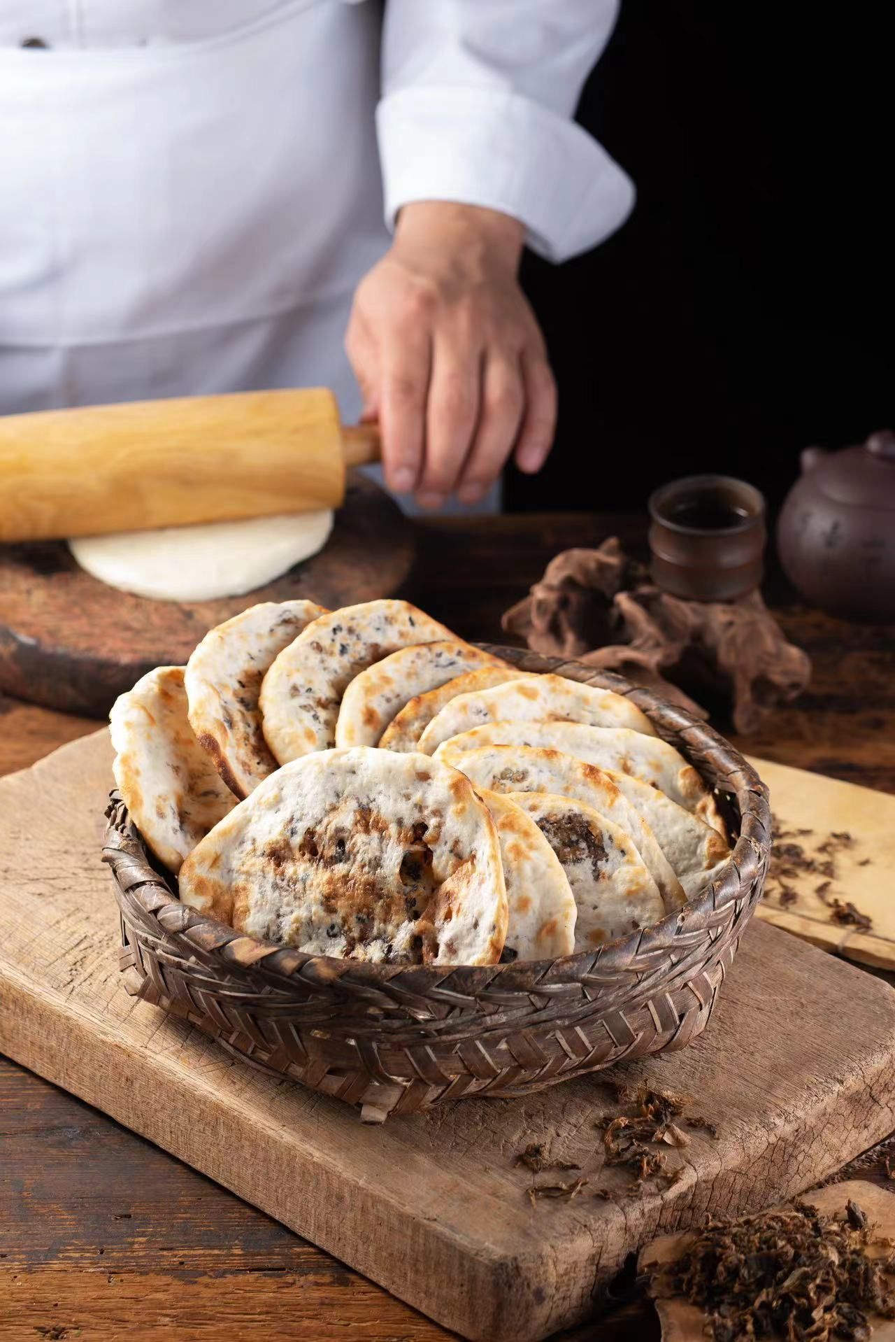 缙云烧饼的制作工艺独特,主要以面粉,鲜猪肉和梅干菜为原料制成饼坯