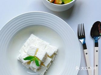 铂澜泰泰式spa店简单好吃的甜品：椰蓉小方