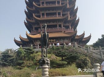 黄鹤楼是武汉的地标建筑，大疫过后，武汉的经济正在逐渐