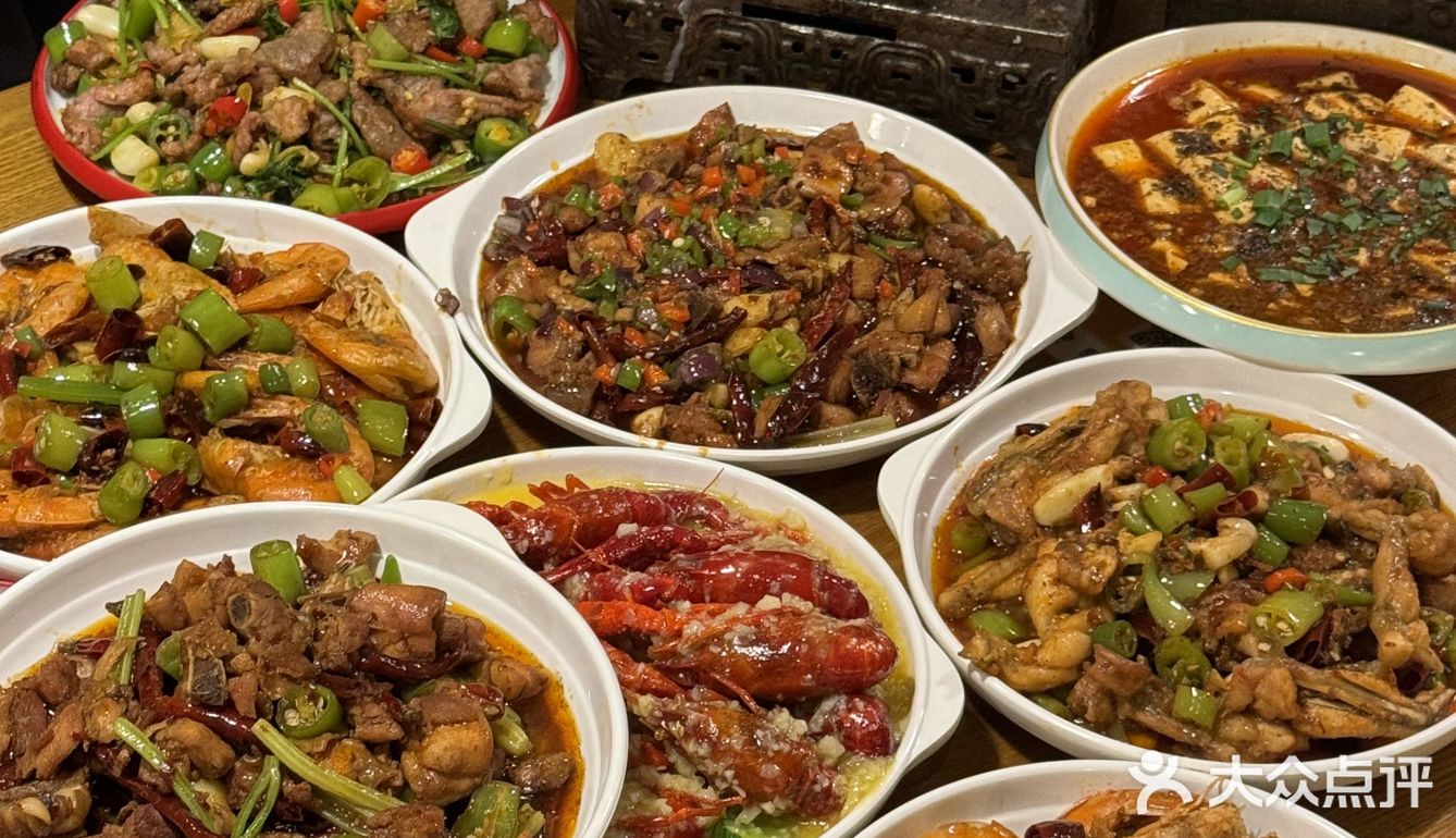 拼座坐下的，人真的好多