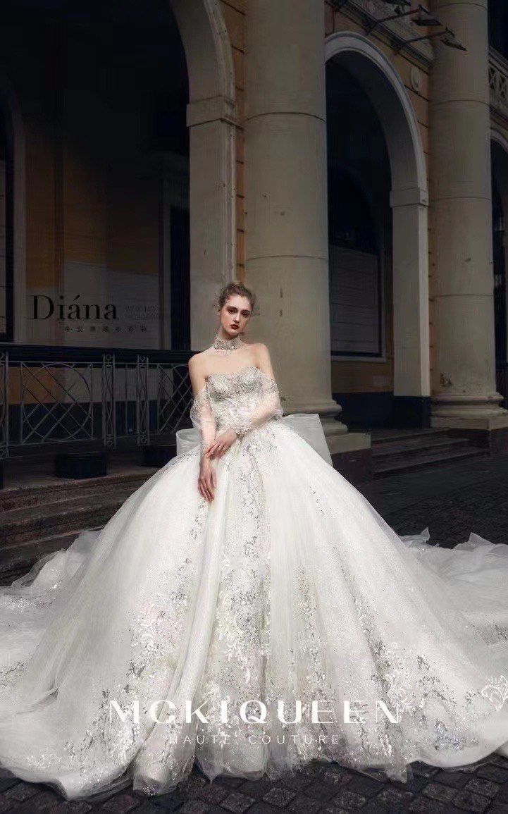 n立体珠钻蕾丝如浮雕般起伏
雕刻出优雅贵族范儿78#大拖尾婚纱