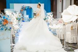 -满庭芳婚纱礼服店