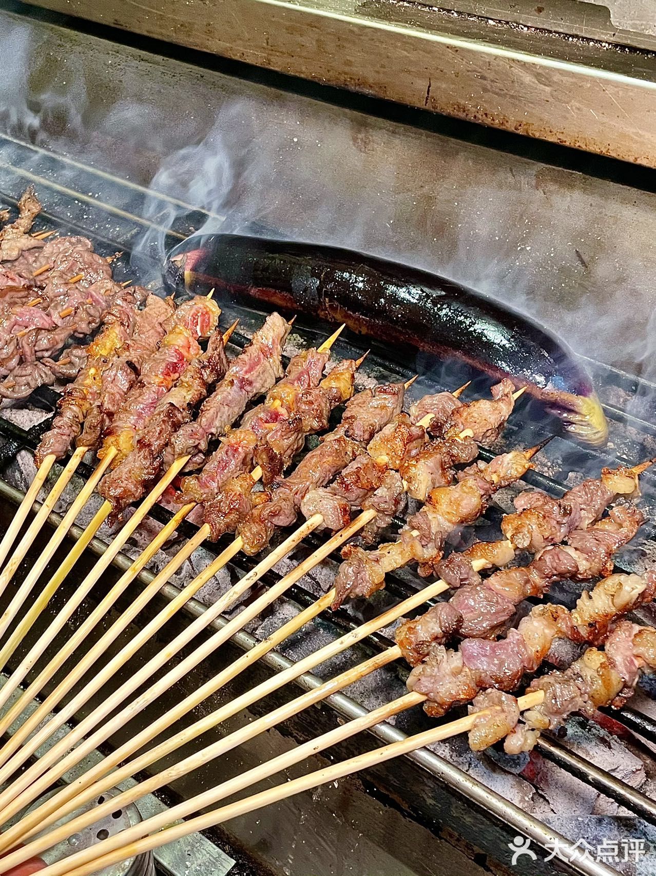 新鲜的黄牛肉和碳烤才是烧烤的爆香灵魂