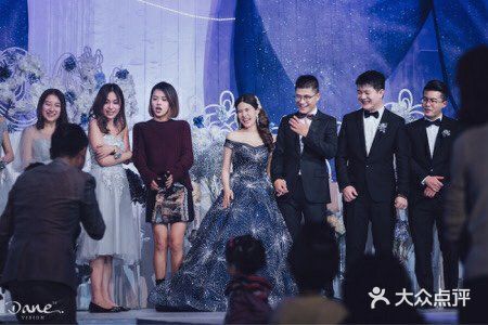 当你拖着长长的拖尾走向新郎的时候