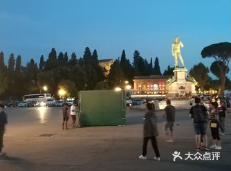 夜幕降临的米开朗基罗广场