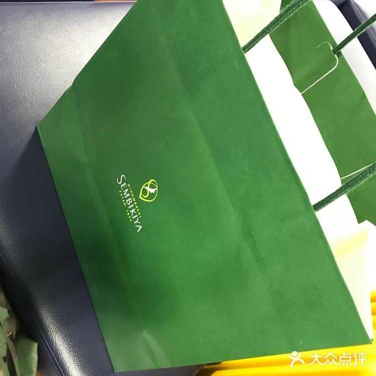 超高级水果店下面的甜品店当然要吃啊