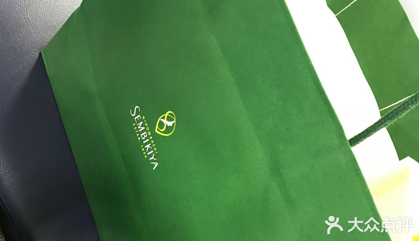 超高级水果店下面的甜品店当然要吃啊
