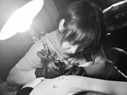 认真工作的Dino-I-TATTOO 纹身艺术空间