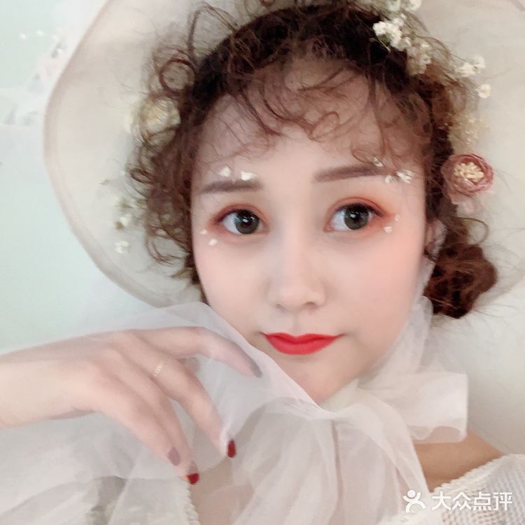 术前山根和鼻头都比较低 两眼间距看起来比较宽