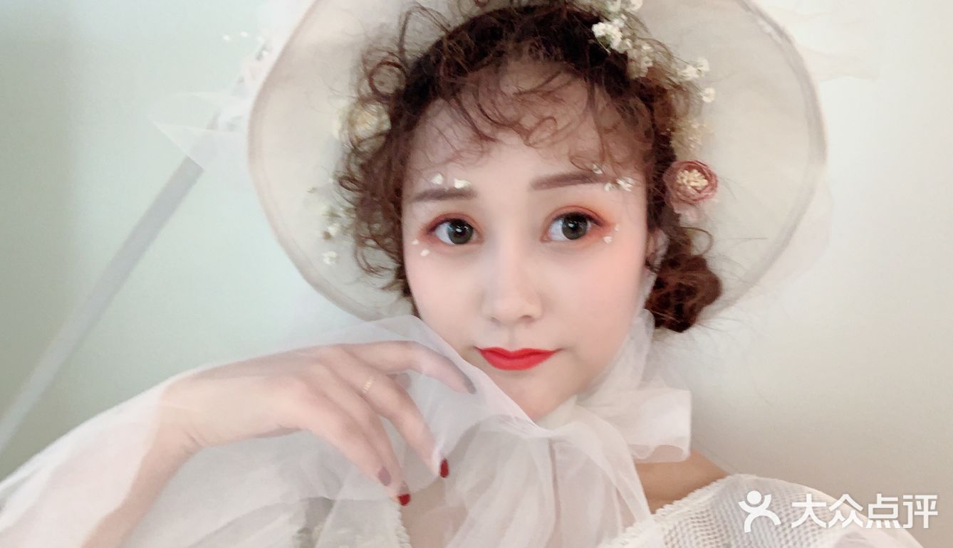 术前山根和鼻头都比较低 两眼间距看起来比较宽