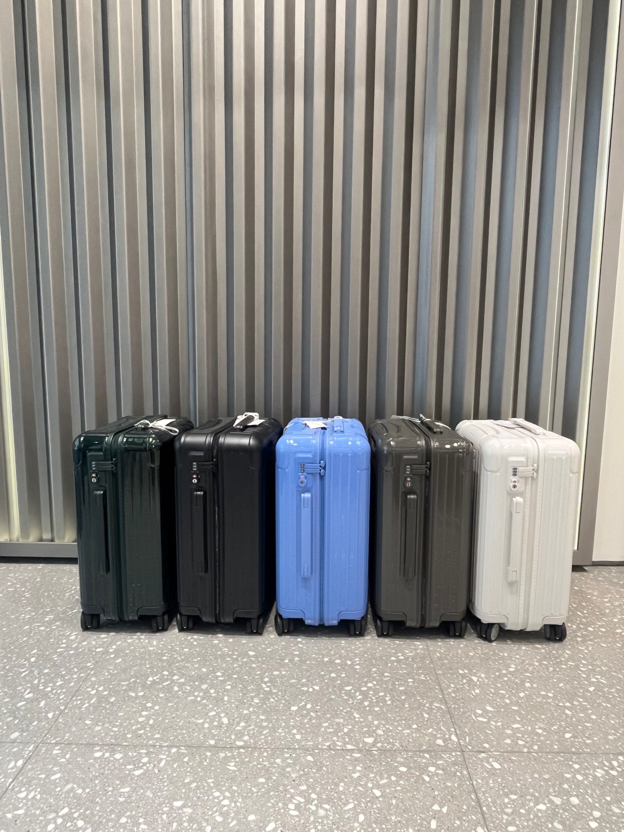 日默瓦pc登机箱颜色齐