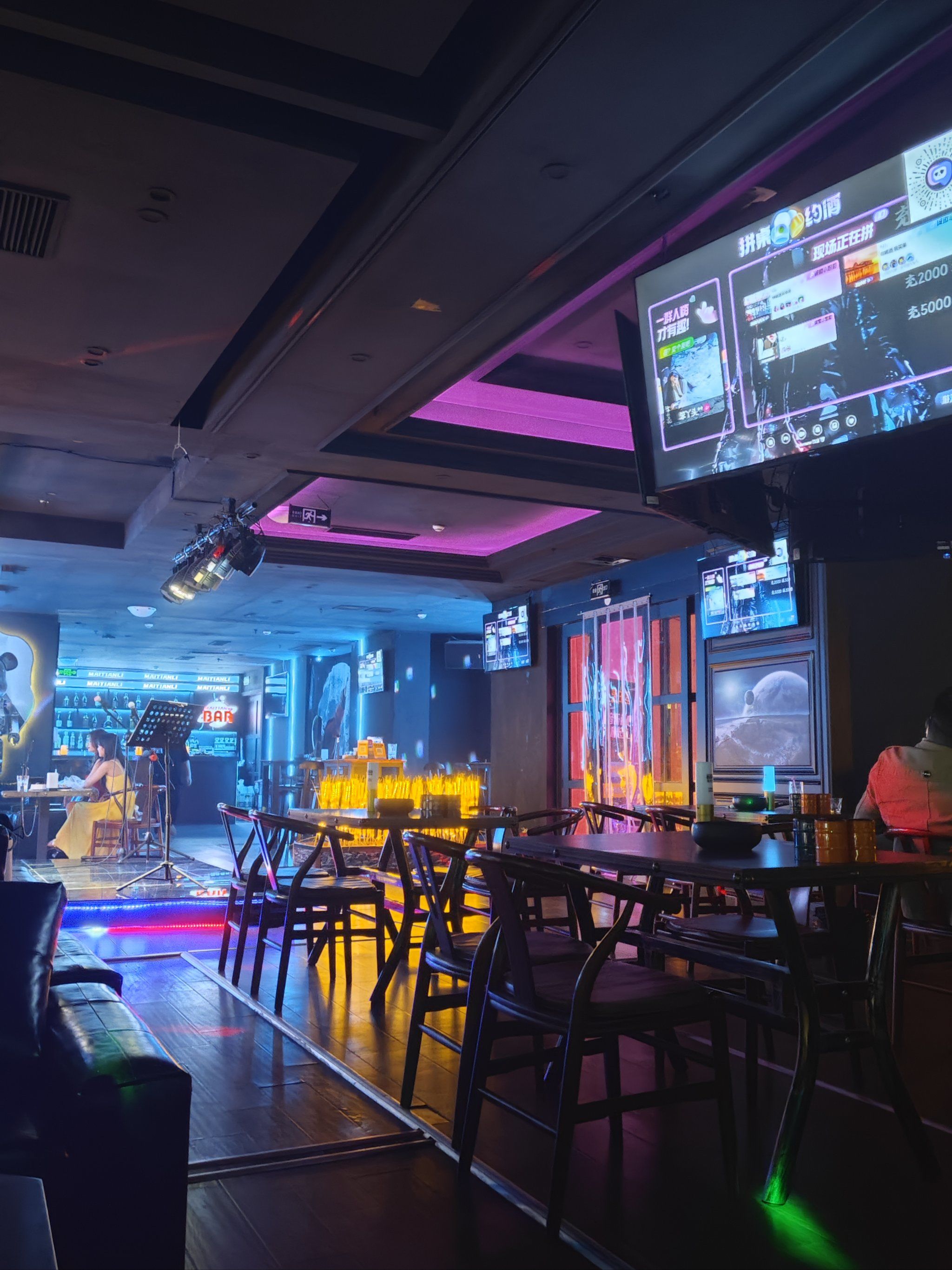 万象城的二楼音乐酒吧