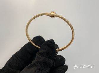 传说在爱情锁桥上刻上两个人名字许愿