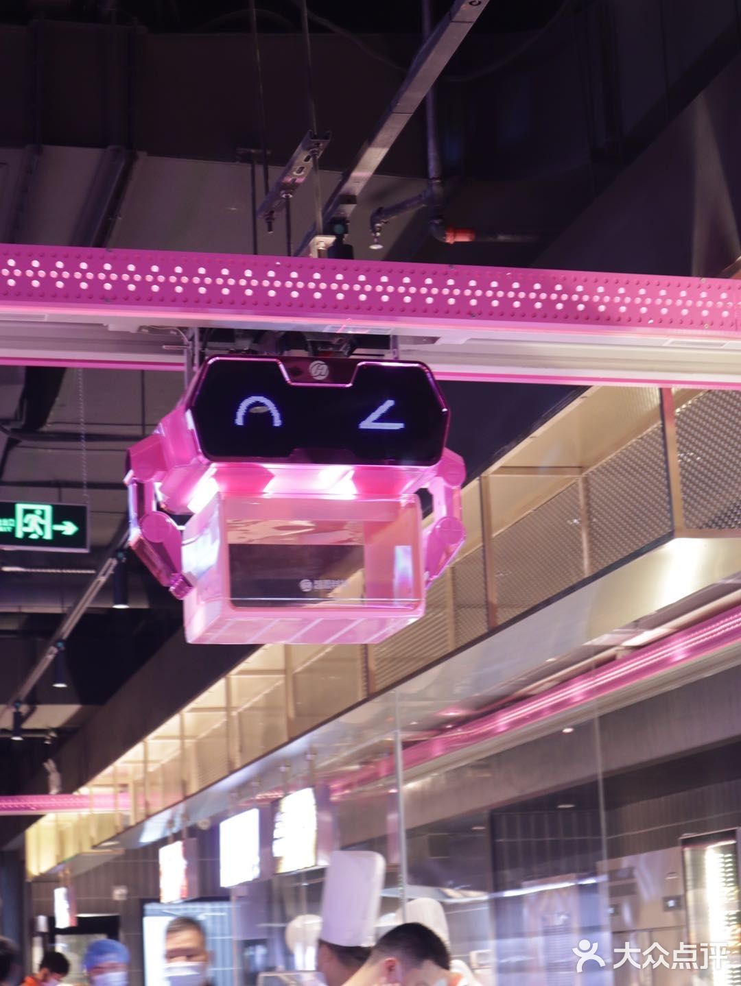 高科技机器人全程服务｜不用自己动手的火锅店