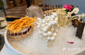 Yun Gui Chuan Organic Fresh Mushroom Assortment