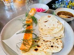 烟熏三文鱼配烤饺子皮和芥末籽酱-BOR Eatery(安福路店)
