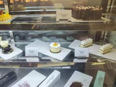 面包甜点陈列柜-大堂吧(大连金石滩绿发希尔顿度假酒店)