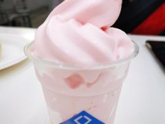 草莓酸奶冰淇淋-山姆美式餐吧(鼓楼店)