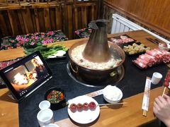 -果松木炭酸菜铜火锅·外婆参鸡汤