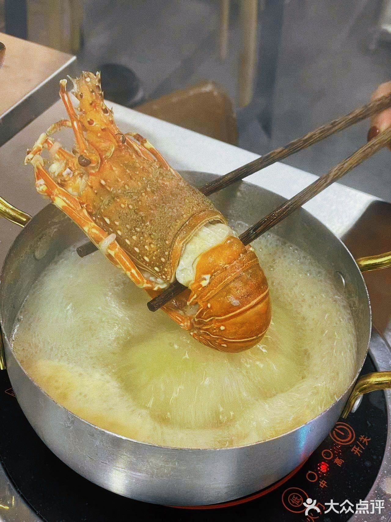在海鲜集市里直接烫火锅，也太好吃了吧