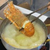 在海鲜集市里直接烫火锅，也太好吃了吧